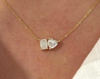 Moissanite Smaragd und Herz Toi et Moi Halskette: Vergoldeter Anhänger mit zwei Steinen