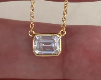 Smaragdgeslepen moissanite hanger met zetting: minimalistische solitaire hanger, verguld, verfijnd sieraad voor elke dag.