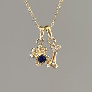 Gold Herz Hundepfote & Knochen Charm Halskette, simulierter blauer Saphir Hundepfote Charm, zierliche Multi-Charm Halskette, Minimalist Halskette, Geschenk