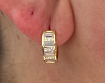 Zierliche Baguette & Runde Moissanite Creolen: Vergoldetes Stacking Huggie, Geschenk für Sie