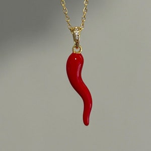 Naszyjnik z zawieszką Cornicello z czerwonej emalii, delikatny naszyjnik z czerwonego włoskiego rogu, amulet na szczęście, naszyjnik Cornicello z 14-karatowego złota, czerwona papryka