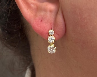 Gold Moissanit Tropfen Ohrringe: Graduierte Drei Stein Diamant Alternative baumeln, Braut Jahrestag Schmuck
