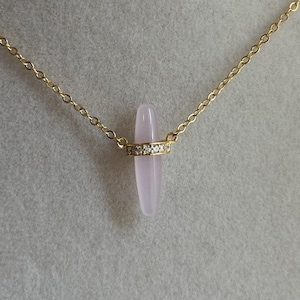 Delicado collar con dije de cuarzo rosa, colgante minimalista de cuarzo rosa, collar con punta de cuarzo rosa dorado, dije de piedra preciosa pequeña, regalo para ella