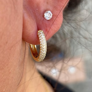 小さなモアッサナイトパヴェフープイヤリング：小さなVVSダイヤモンド代替フープ、14Kゴールドヴェルメイユの繊細なジュエリー