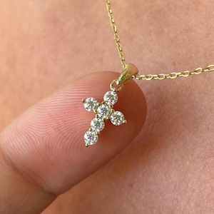 Sierlijke Moissaniet-kruisketting: 2,5 mm diamant alternatieve bedel, 14 kt gouden vermeil religieuze hanger
