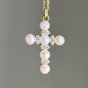 Süßwasserperle Kreuz Halskette, Statement Kreuz Halskette, Gold Perle Kruzifix Halskette, religiöses Geschenk für sie, minimalistische Halskette