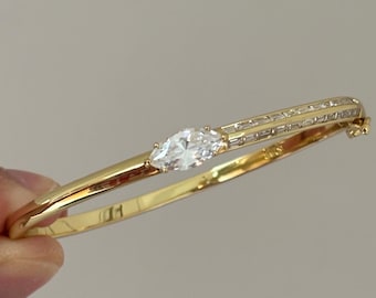 Marquise Solitaire Armreif mit Baguette Setting: Vergoldeter Brautscharnier mit Zirkonia Stein