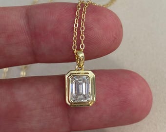 Moissanit Anhänger Halskette im Smaragdschliff: Vergoldete Lünette Solitaire Drop, Stapelschmuck