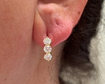 Moissanite Hoop Ohrringe: Vergoldete 4 mm Huggies mit drei Steinen, Stapelschmuck Für Sie