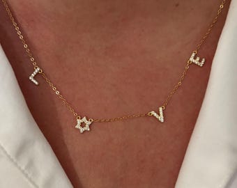 Zierliche Jüdische Love Station Halskette mit Davidstern Anhänger: Vergoldete Diamant Pave Buchstaben
