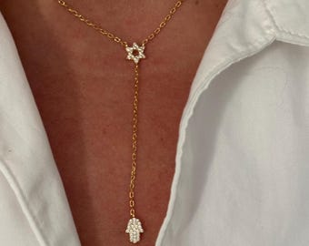 Ketting met Davidster en Hamsa-hand: Vergulde Y-vormige hangerketting met zirkonia.