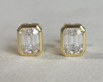 Gold Lünette Moissanite Ohrstecker im Smaragdschliff: Klassisches minimalistisches Geschenk für jeden Tag