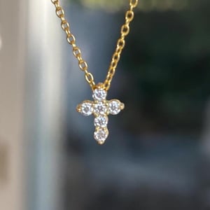 Litet Moissanitkorshänge, minimalistiskt VVS Moissanithalsband, elegant guld 2 mm diamantkorshänge, kristen present till henne bild 2