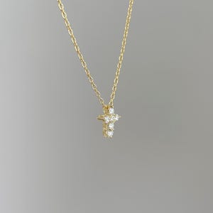 Litet Moissanitkorshänge, minimalistiskt VVS Moissanithalsband, elegant guld 2 mm diamantkorshänge, kristen present till henne bild 5