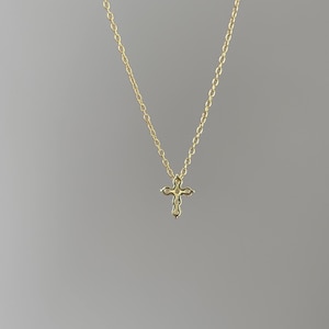 Litet Moissanitkorshänge, minimalistiskt VVS Moissanithalsband, elegant guld 2 mm diamantkorshänge, kristen present till henne bild 6