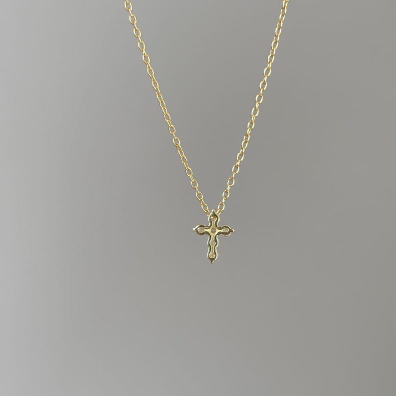 Litet Moissanitkorshänge, minimalistiskt VVS Moissanithalsband, elegant guld 2 mm diamantkorshänge, kristen present till henne bild 6