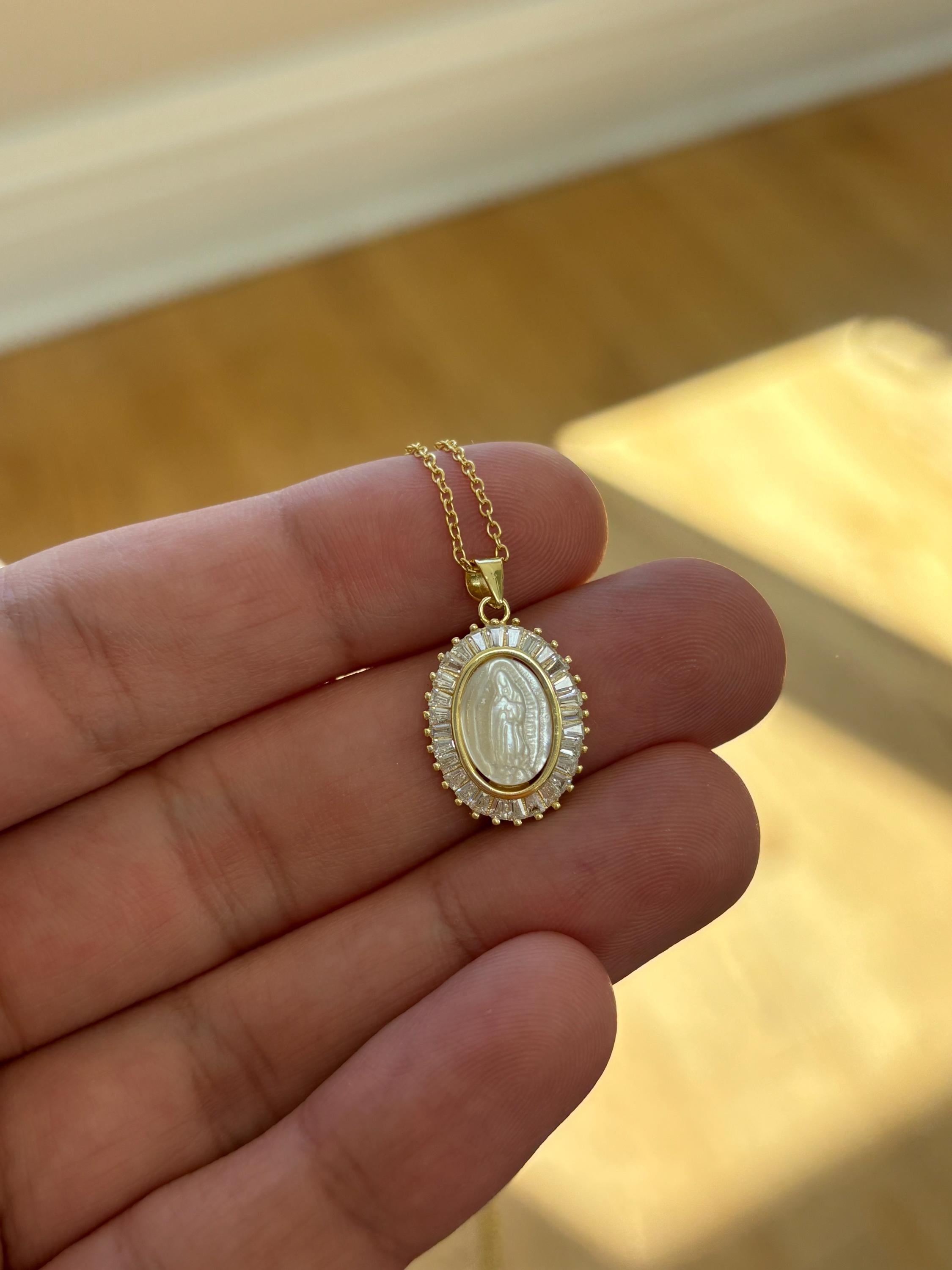 Zierliche Jungfrau Maria Halskette, Gold Maria Charm Halskette, Halo Diamant Jungfrau Maria Anhänger, christliche religiöse Halskette, Perlmutt Charm