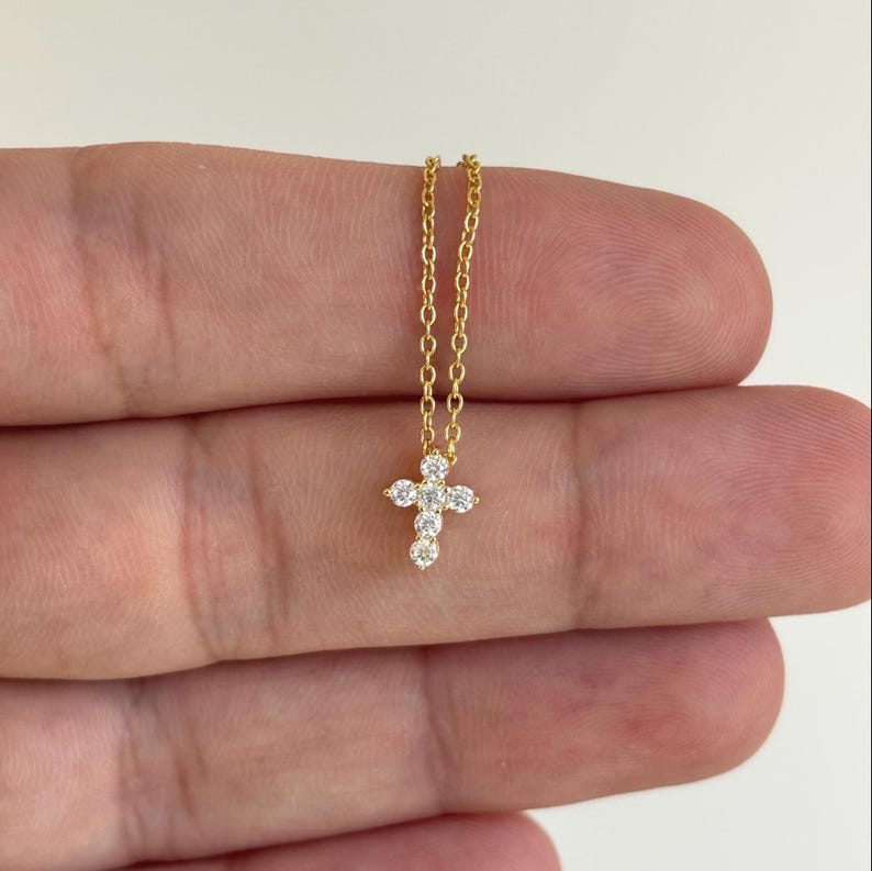 Litet Moissanitkorshänge, minimalistiskt VVS Moissanithalsband, elegant guld 2 mm diamantkorshänge, kristen present till henne bild 3