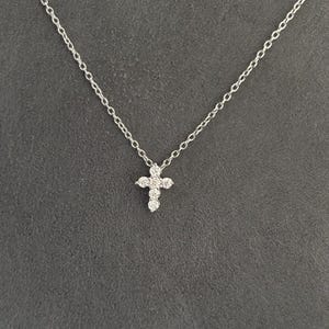Litet Moissanitkorshänge, minimalistiskt VVS Moissanithalsband, elegant guld 2 mm diamantkorshänge, kristen present till henne Silver