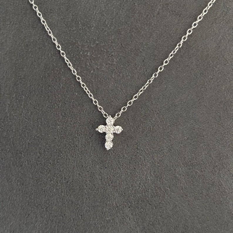 Litet Moissanitkorshänge, minimalistiskt VVS Moissanithalsband, elegant guld 2 mm diamantkorshänge, kristen present till henne Silver
