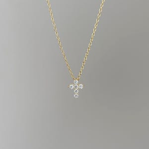 Litet Moissanitkorshänge, minimalistiskt VVS Moissanithalsband, elegant guld 2 mm diamantkorshänge, kristen present till henne bild 4