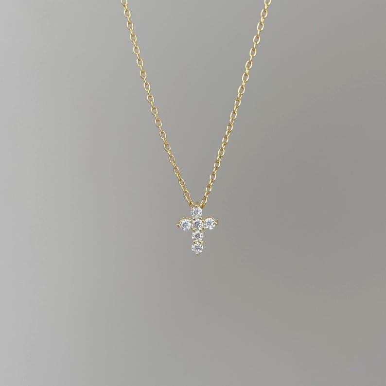 Litet Moissanitkorshänge, minimalistiskt VVS Moissanithalsband, elegant guld 2 mm diamantkorshänge, kristen present till henne bild 4