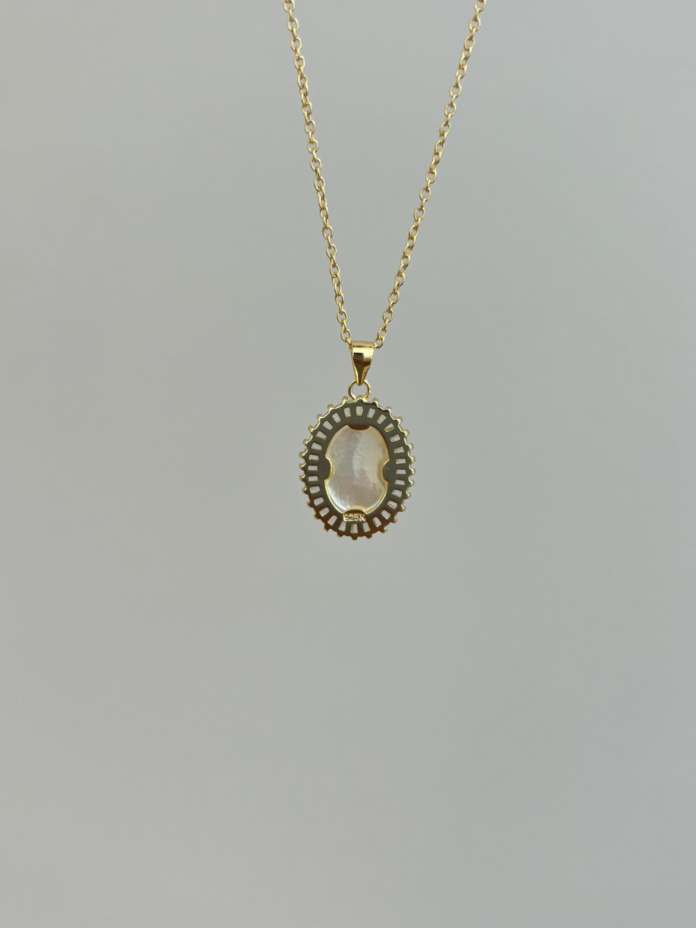 Zierliche Jungfrau Maria Halskette, Gold Maria Charm Halskette, Halo Diamant Jungfrau Maria Anhänger, christliche religiöse Halskette, Perlmutt Charm