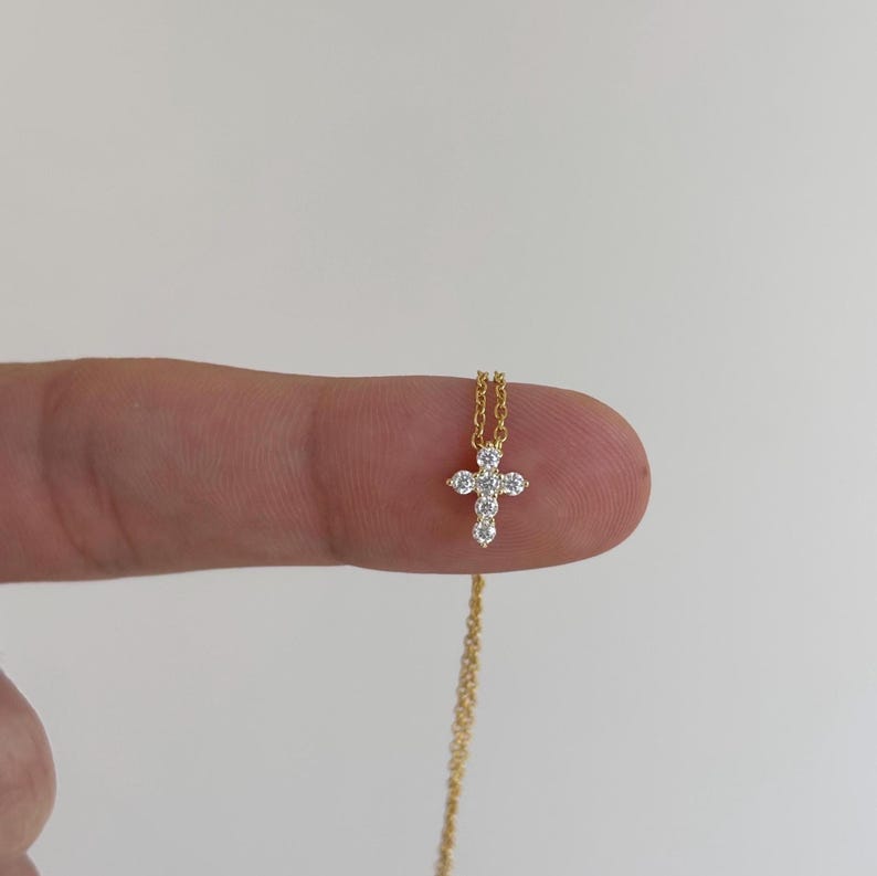 Litet Moissanitkorshänge, minimalistiskt VVS Moissanithalsband, elegant guld 2 mm diamantkorshänge, kristen present till henne Guld