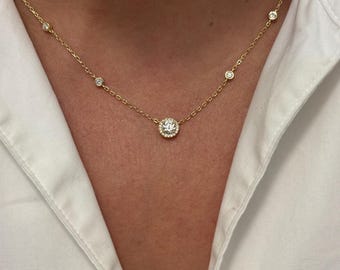 Moissanite Station-ketting: Verguld halo-hangertje, verfijnd sieraad om te combineren met andere sieraden, delicate ketting met zetting.
