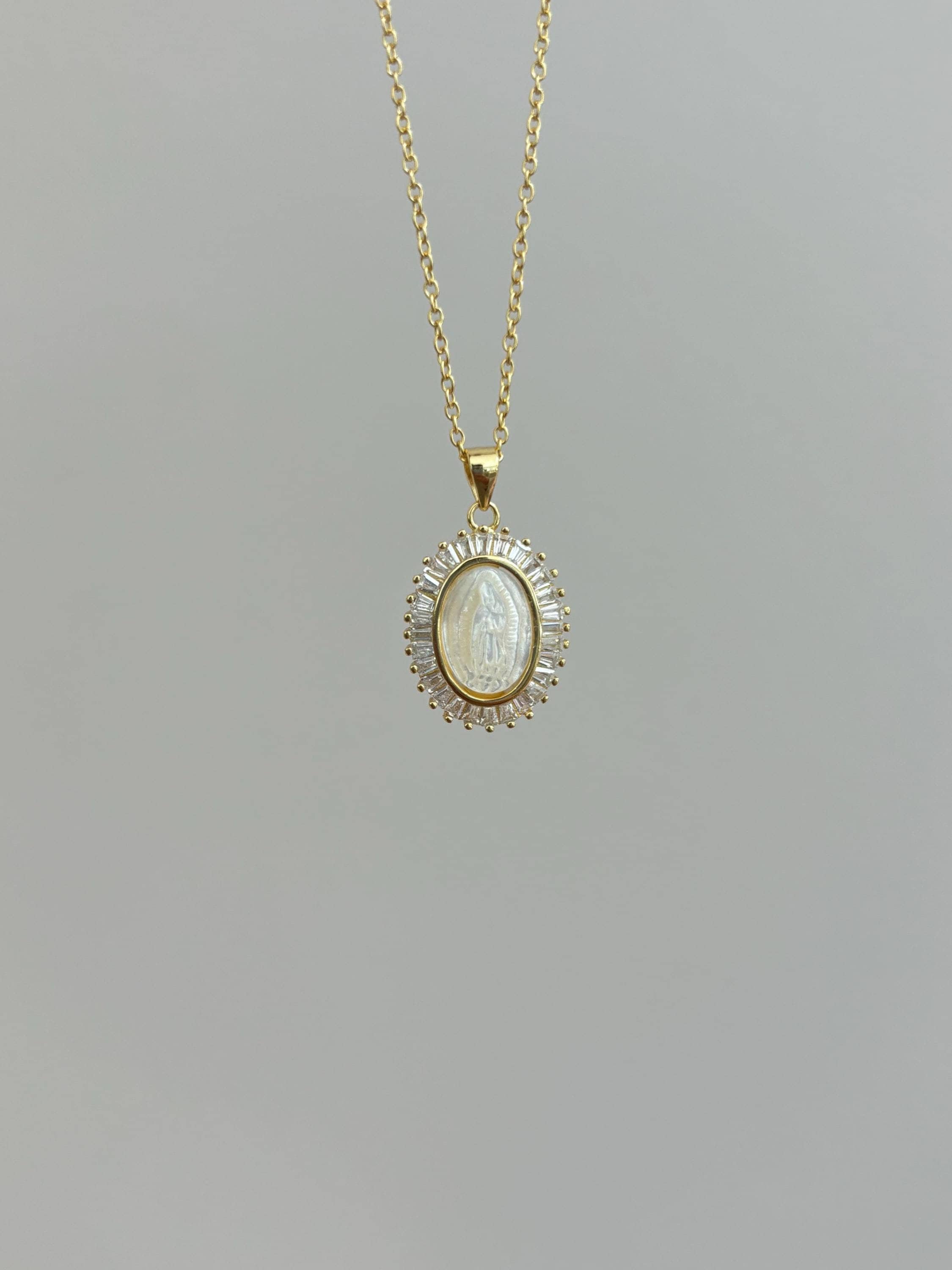 Zierliche Jungfrau Maria Halskette, Gold Maria Charm Halskette, Halo Diamant Jungfrau Maria Anhänger, christliche religiöse Halskette, Perlmutt Charm