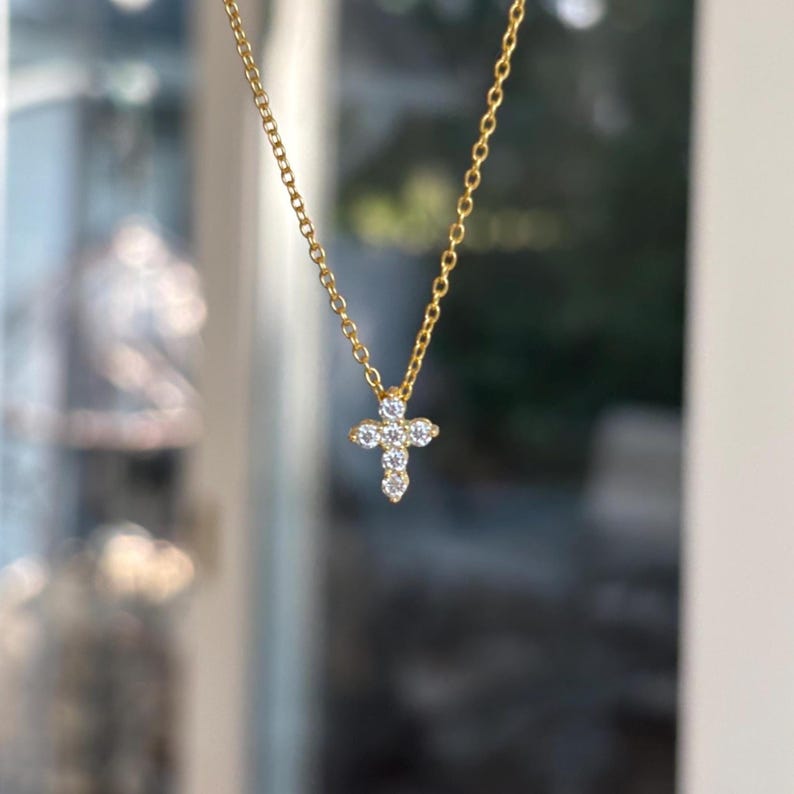 Litet Moissanitkorshänge, minimalistiskt VVS Moissanithalsband, elegant guld 2 mm diamantkorshänge, kristen present till henne bild 2