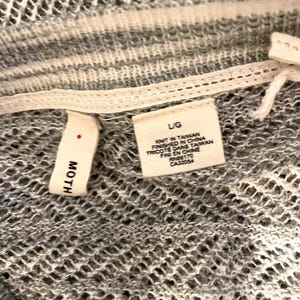 Suéter de punto con cuello en V y rayas color crema y gris de Moth by Anthropologie, talla L, ligero, con espalda abierta imagen 10