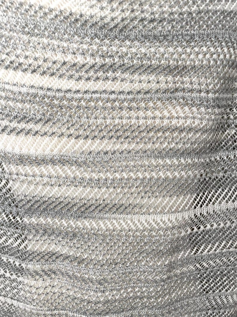 Puede incluir: Un juego de tres tazas de cer&aacute;mica con acabado mate moteado. Las tazas son de color crema, gris claro y gris oscuro. Cada taza tiene un dise&ntilde;o simple y minimalista.