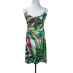 Peut inclure: Une robe sans manches &agrave; motif vert, rose et blanc avec un motif floral perl&eacute; sur le corsage.