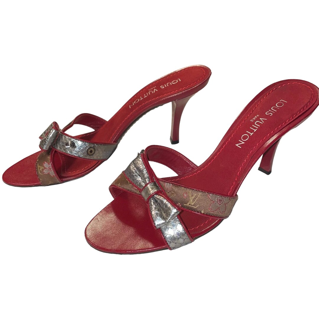 Louis Vuitton フラワー装飾ミュール Louis Vuitton Patent Leather Flower Heels – Vintage by Misty