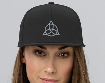 Triskell Snapback Hat/ Triqueta Wiccan / Pagan Symbol Hat / Snapback ricamato / Pastel Goth Abbigliamento / Abiti scuri alternativi /