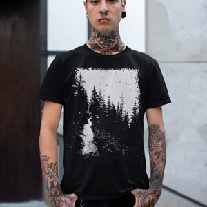 Maglietta Tree Forest / Abito occulto / Maglietta unisex nera / Maglietta grafica gotica / Magliette fantastiche / Abbigliamento alternativo / Maglietta carina / Scuro /