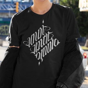 Omnia Vincit Amor - letras góticas - estilo gótico - Ambigram - Camiseta con letras negras - Idea de tatuaje de Ambigram