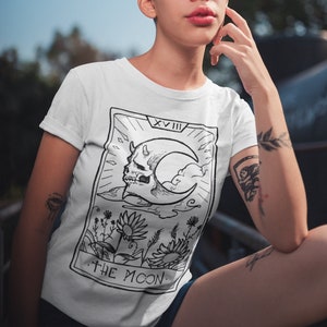 Camiseta La Luna/ Carta del Tarot / XVIII/ Regalo de San Valentín/ Camiseta gráfica/ Ropa alternativa/ Camiseta de San Valentín/ Camisetas a juego/