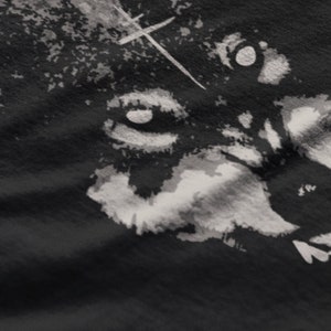 Pu&ograve; includere: Stampa grafica in bianco e nero di un muso di lupo con una croce sopra. Gli occhi del lupo sono aperti e la sua bocca &egrave; aperta in un ringhio.