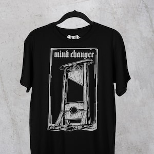 Puede incluir: Camiseta negra con un gráfico blanco de una guillotina y el texto "mind changer".
