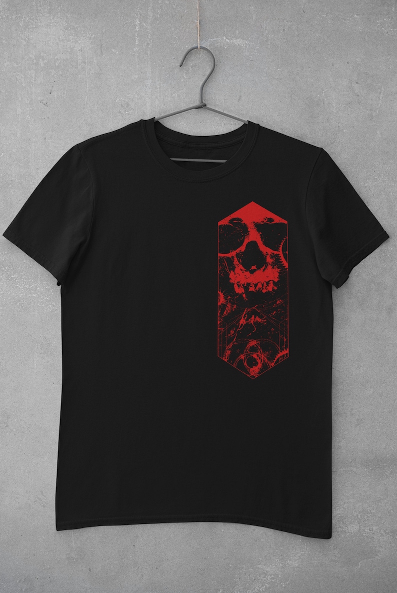 K&ouml;nnte beinhalten: Schwarzes T-Shirt mit einem roten Grafikdruck eines Sch&auml;dels mit geometrischem Design.