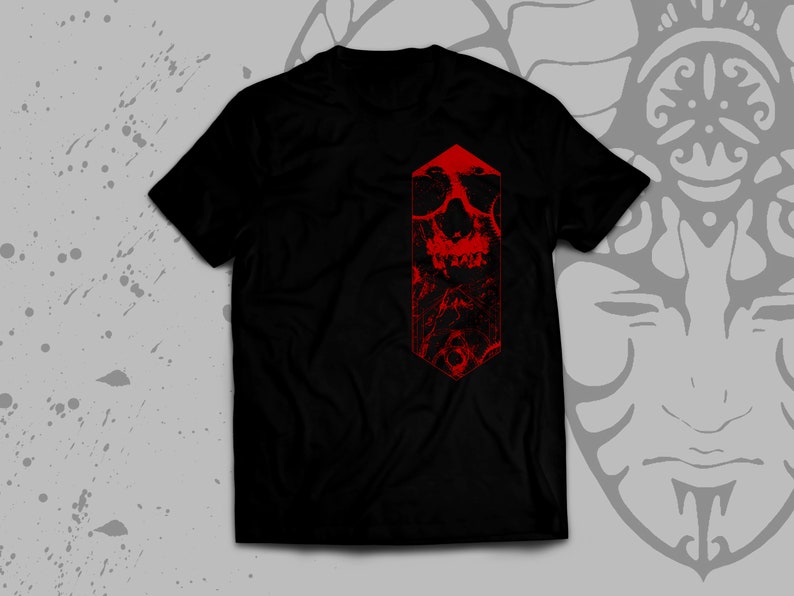 K&ouml;nnte beinhalten: Schwarzes T-Shirt mit einem roten Totenkopf-Motiv auf der Vorderseite. Der Totenkopf befindet sich in einer sechseckigen Form und hat einen verwitterten Look.