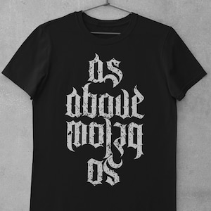 Puede incluir: Camiseta negra con un estampado gráfico blanco de las palabras "As Above So Below" en una fuente gótica.