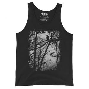 Puede incluir: Una camiseta de tirantes negra con un estampado gráfico rectangular centrado que muestra una escena de bosque oscuro con árboles desnudos y varios pájaros volando. La etiqueta interior del cuello muestra el texto "thwik" en una fuente gótica.