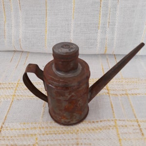 Vintage Italy Antique Metal Latina with Spout Oil Pourer Collectible Antique Metal Oil Cruet Vintage Decorations Rustic Kitchen Decorations
