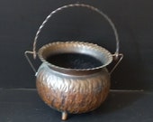 Old Copper Bucket Hand Chiseled Vase with Handle Plant Holder Hanging Copper Pots Rustic Furnishings Farmhouse Porch Home Entry