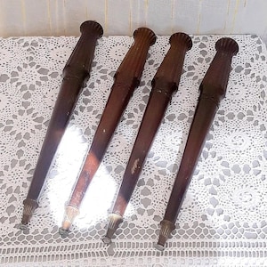 Architectonisch herstel 52 cm set van 4 houten poten met messing versieringen uit de jaren 50/60. Meubelrestauratie Woondecoraties