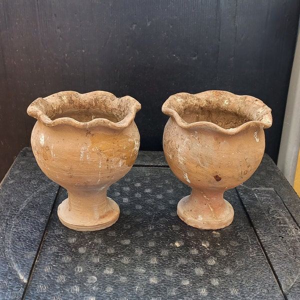 Ensemble extrêmement rare de 2 jardinières anciennes des années 1920-30, vases faits main en terre cuite pour fleurs et plantes, pot de fleur antique fait main