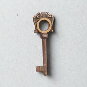 Extrem seltener Türschloss Schlüssel Messing Schlüssel Original 1950er Jahre Made in Italy Besondere Form Sammler Schlüssel Kleiderschrank Vintage Rüstung Wohndekorationen